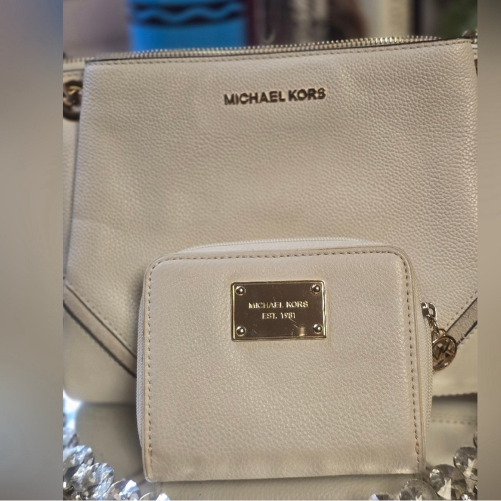 Michael Kors crossbody and wallet - Picture 1 of 10
